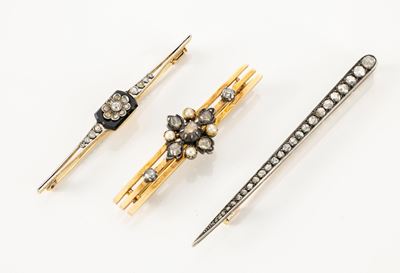 Tre Spille a Barretta in Oro Giallo, Argento con Rose di Diamante e Onice