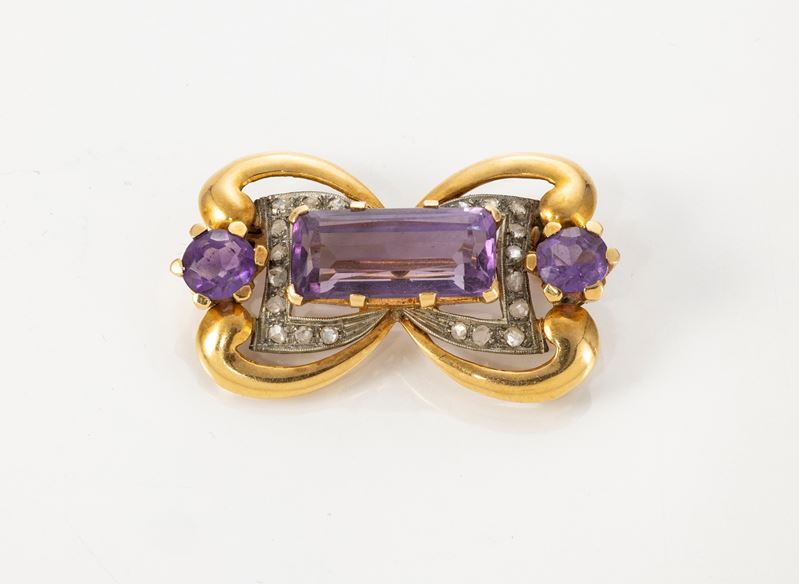 Spilla Rettangolare in Oro Giallo e Bianco con Rose di Diamante e Pietre Sintetiche Viola