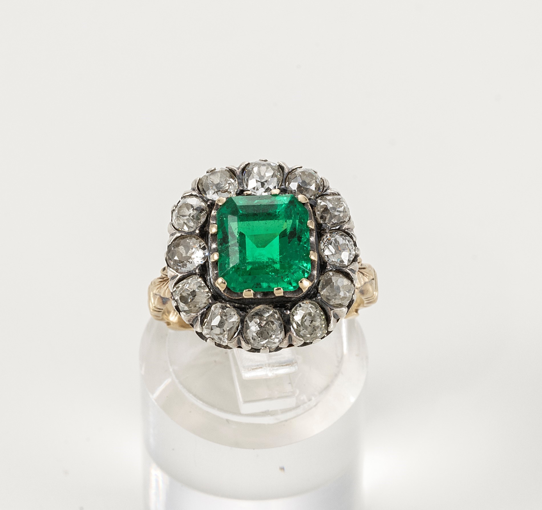 Anello in Oro Giallo e Bianco con Smeraldo e Diamanti