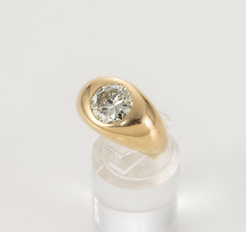 Anello a Fascia Bombata in Oro Giallo con Diamante