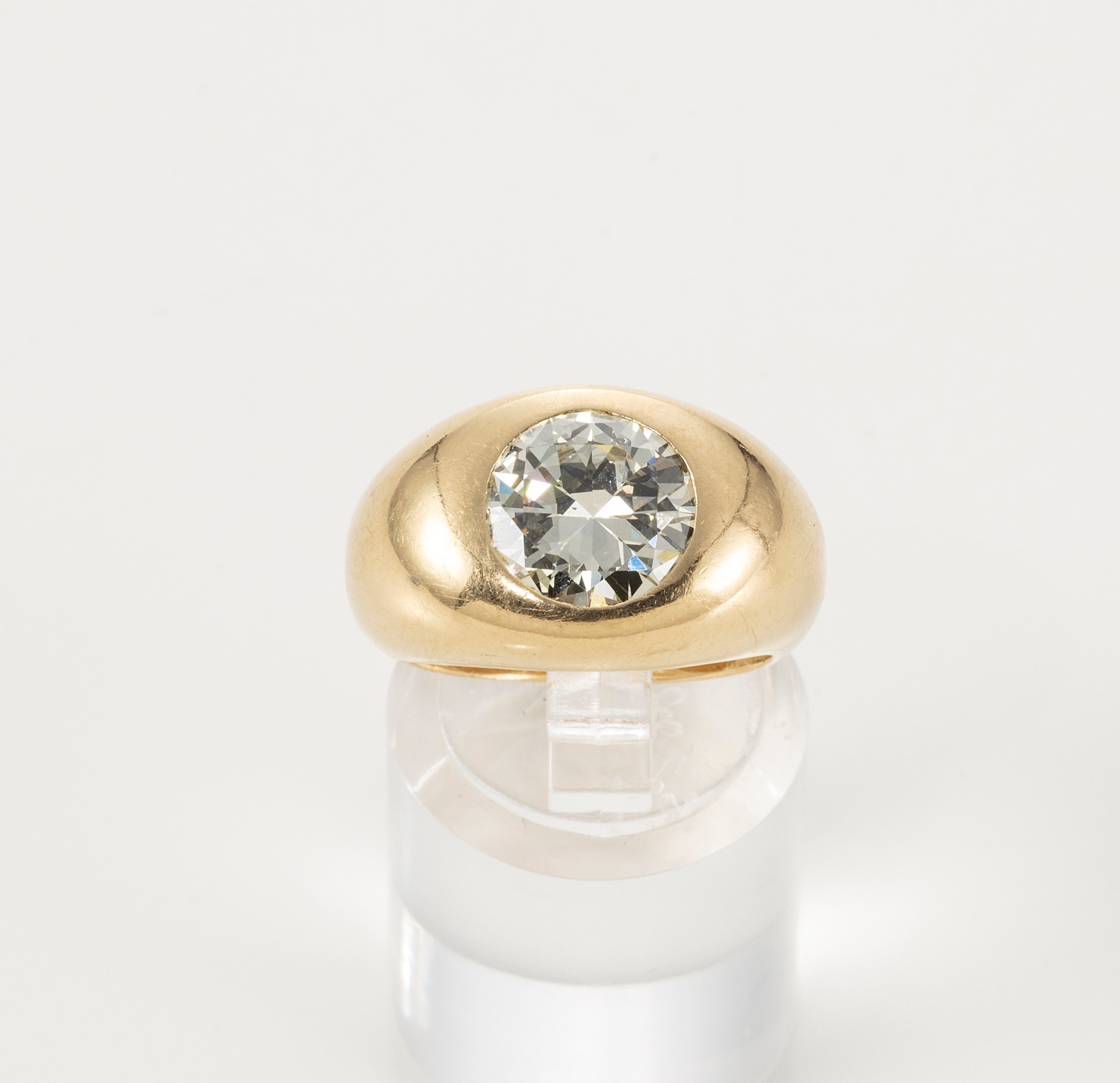 Anello a Fascia Bombata in Oro Giallo con Diamante