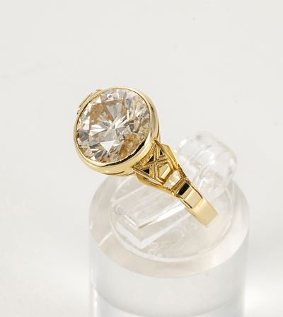 Anello in Oro Giallo con Diamante