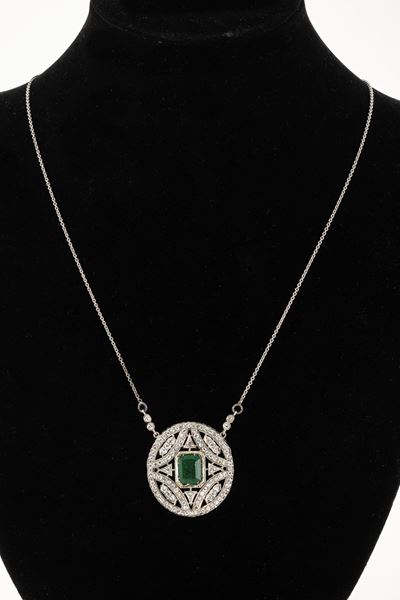 Pendente Ovale in Oro Bianco con Smeraldo e Diamanti