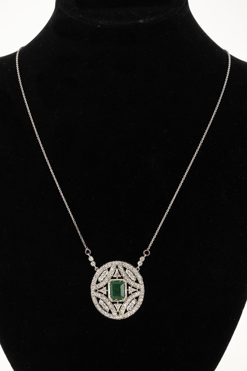 Pendente Ovale in Oro Bianco con Smeraldo e Diamanti