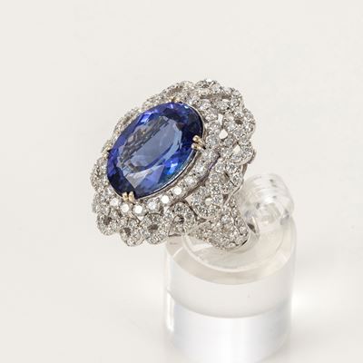 Anello Ovale in Oro Bianco con Tanzanite e Diamanti