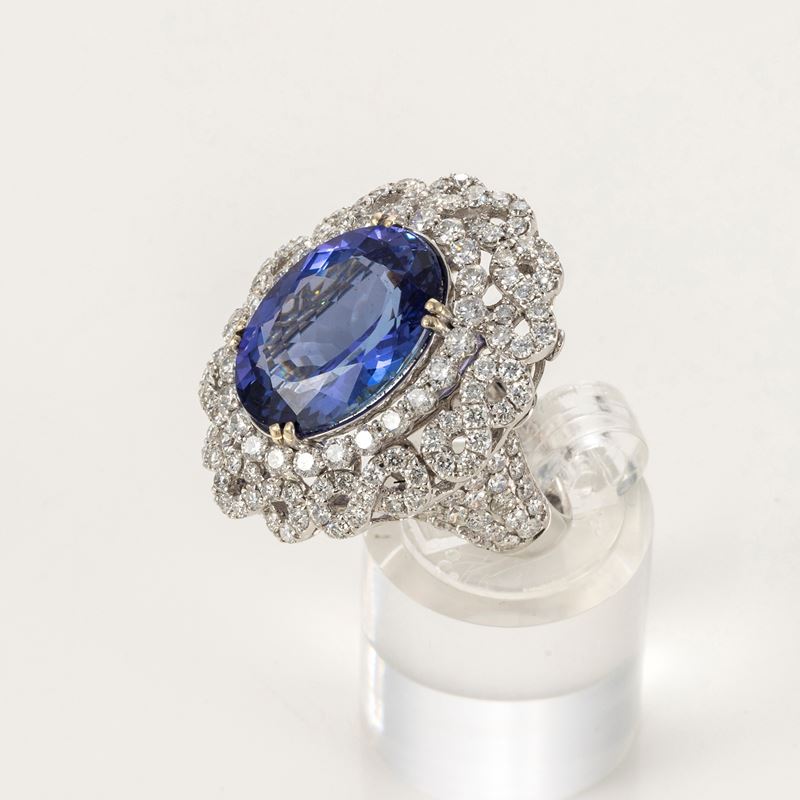 Anello Ovale in Oro Bianco con Tanzanite e Diamanti