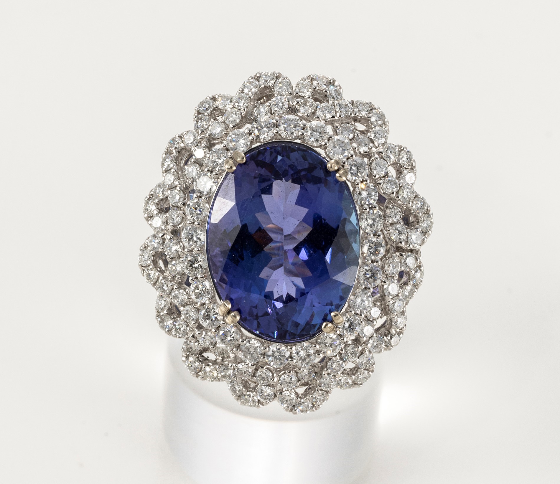 Anello Ovale in Oro Bianco con Tanzanite e Diamanti