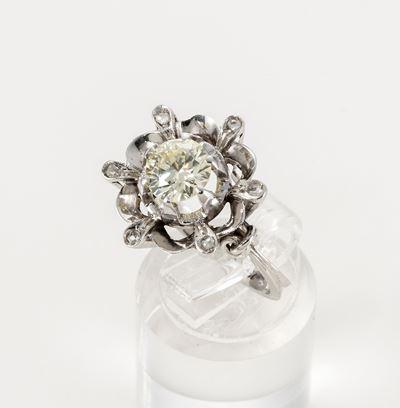 Anello a Fiore in Oro Bianco con Diamante