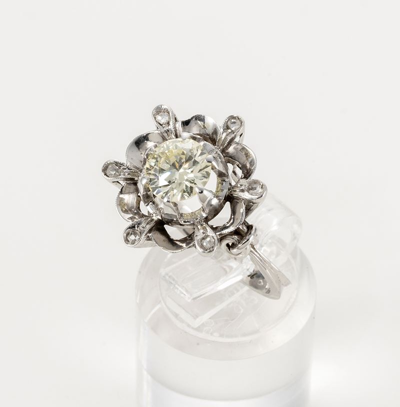 Anello a Fiore in Oro Bianco con Diamante