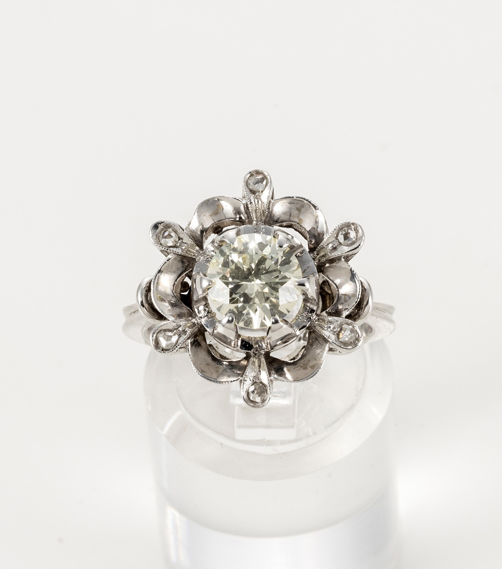 Anello a Fiore in Oro Bianco con Diamante