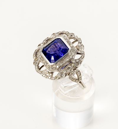 Anello in Oro Bianco con Tanzanite e Diamanti
