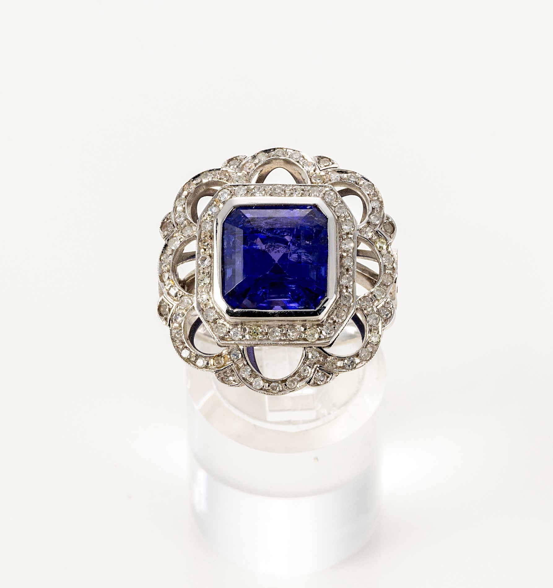 Anello in Oro Bianco con Tanzanite e Diamanti