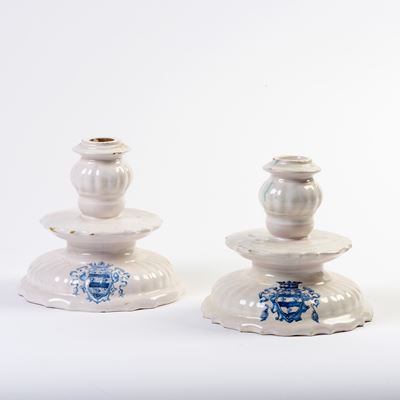 Coppia di Candelieri in Maiolica Bianca e Blu