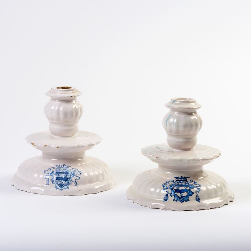 Coppia di Candelieri in Maiolica Bianca e Blu