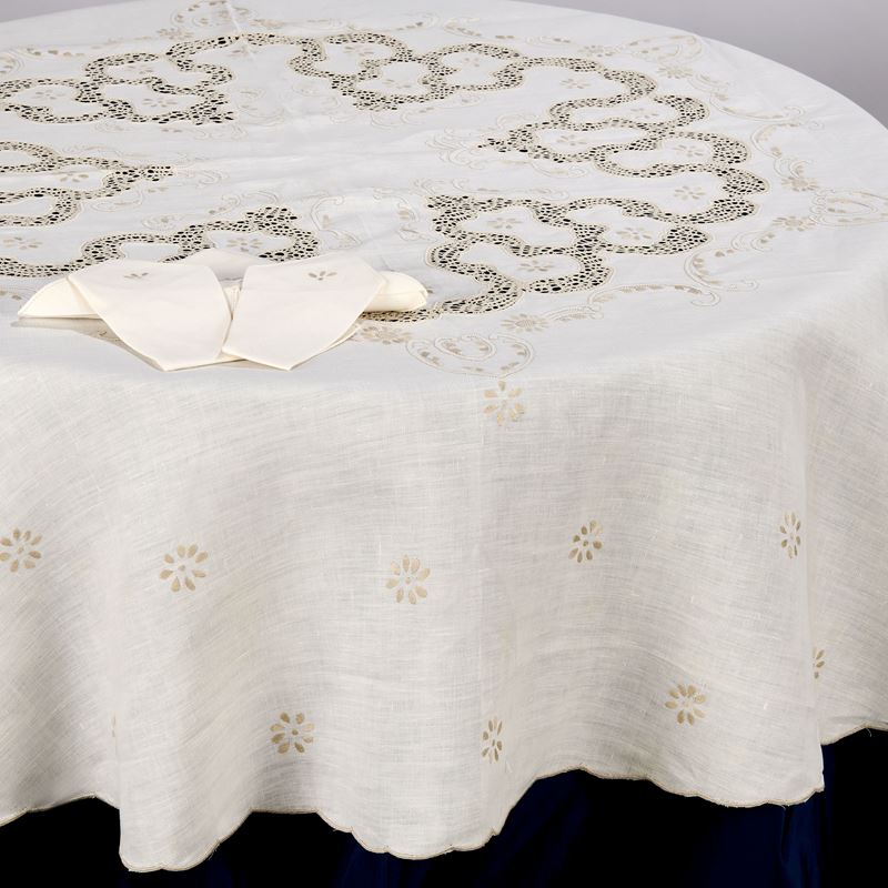 Tovaglia rotonda e sedici tovaglioli in lino naturale