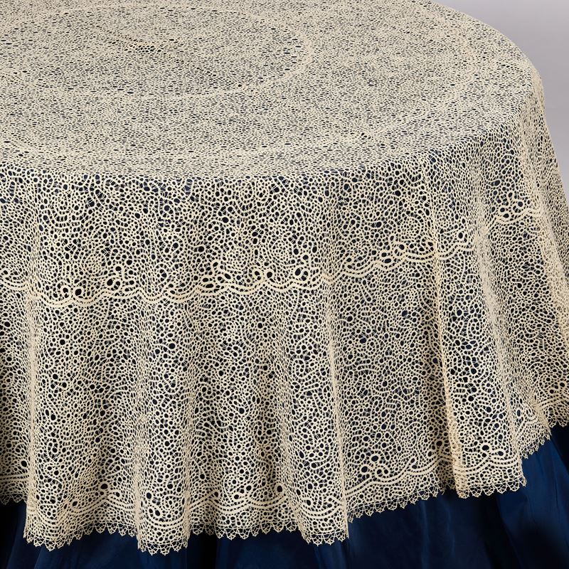 Pregiata tovaglia a tombolo