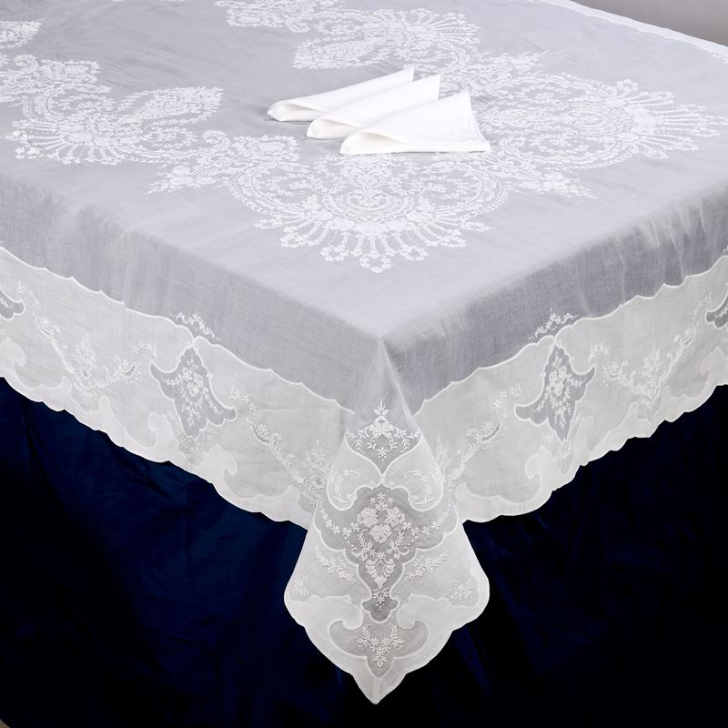 Pregiatissima tovaglia e dodici tovaglioli in bisso di lino bianco