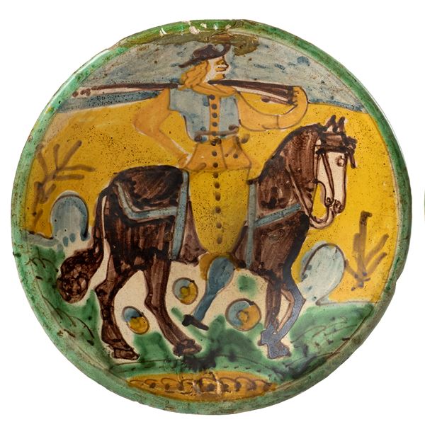 Due piatti in maiolica policroma giallo, verde, blu, ocra e manganese