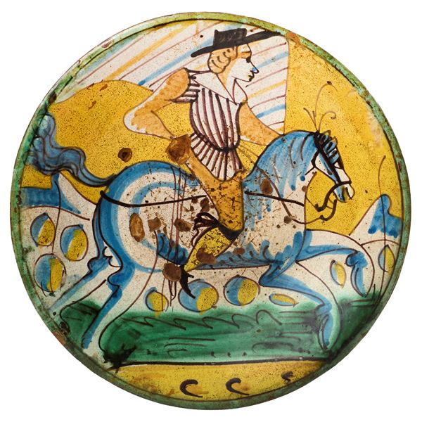 Due piatti in maiolica policroma giallo, blu, verde e ocra