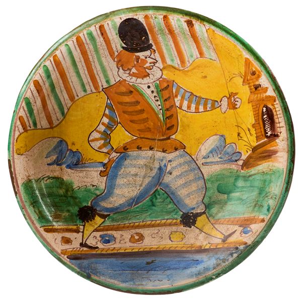 Due piatti in maiolica policroma giallo, ocra, verde, blu e manganese