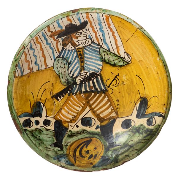 Due piatti in maiolica policroma giallo, ocra, verde, blu e manganese