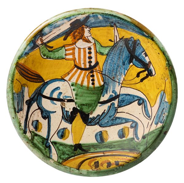 Due piatti in maiolica policroma giallo, ocra, verde, blu e manganese
