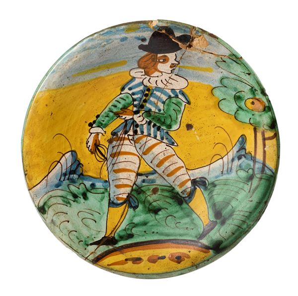 Due piatti in maiolica policroma giallo, verde, blu, ocra e manganese