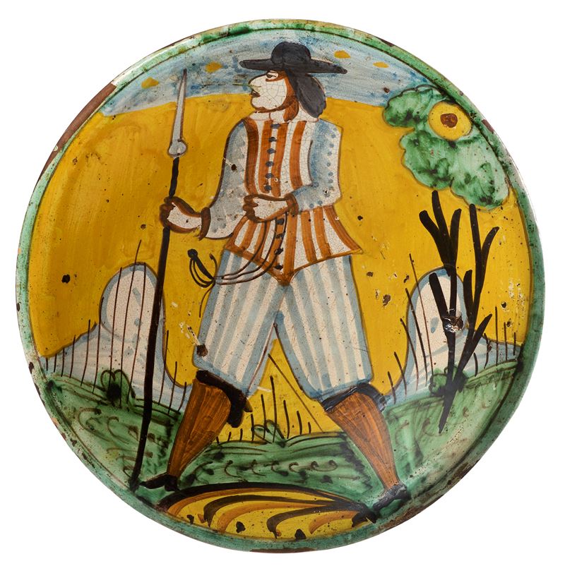 Piatto in maiolica policroma giallo, ocra, azzurro e manganese
