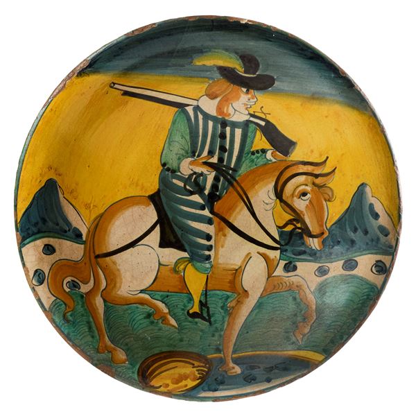 Due piatti in maiolica policroma giallo, ocra, blu e verde