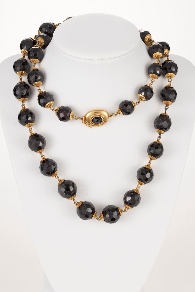 Collana in onice e oro giallo a basso titolo