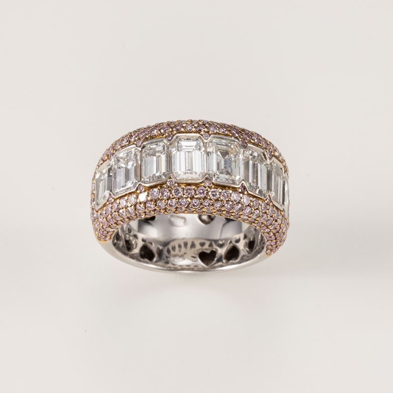 Anello a fascia in oro bianco con diamanti