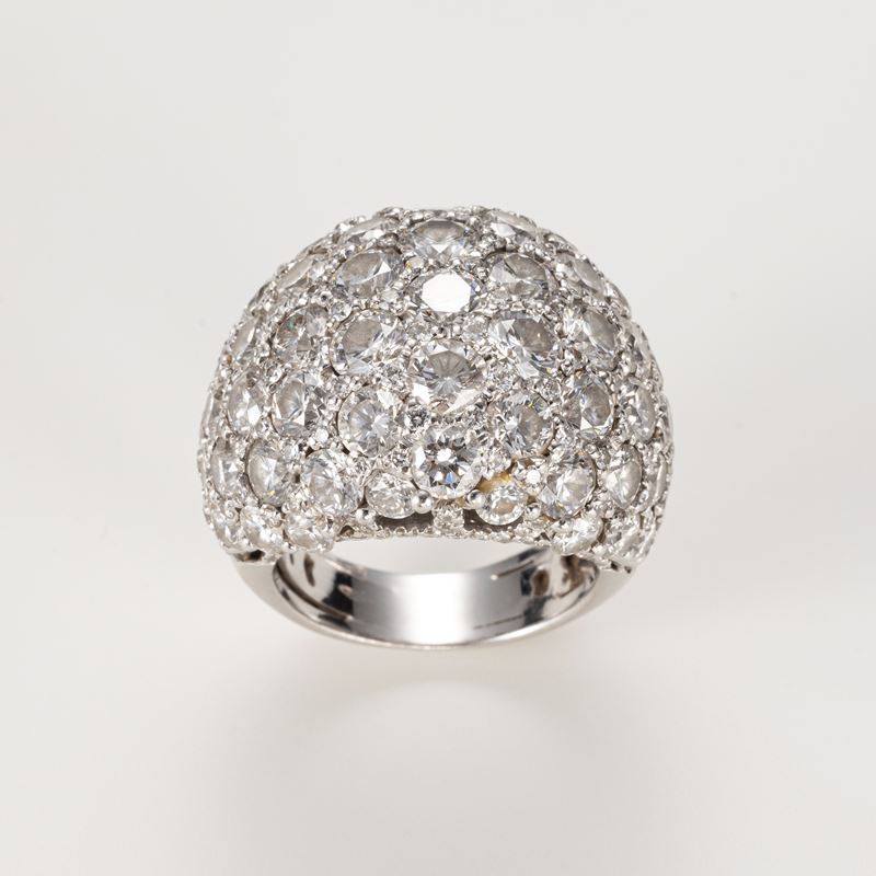 Anello a fascia bombata in oro bianco e diamanti