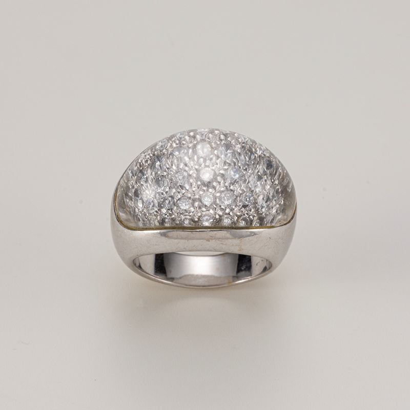 Anello a fascia bombata in oro bianco e diamanti