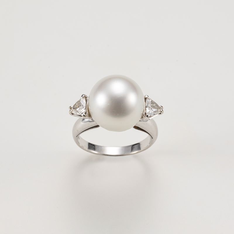 Anello in oro bianco con perla coltivata e diamanti