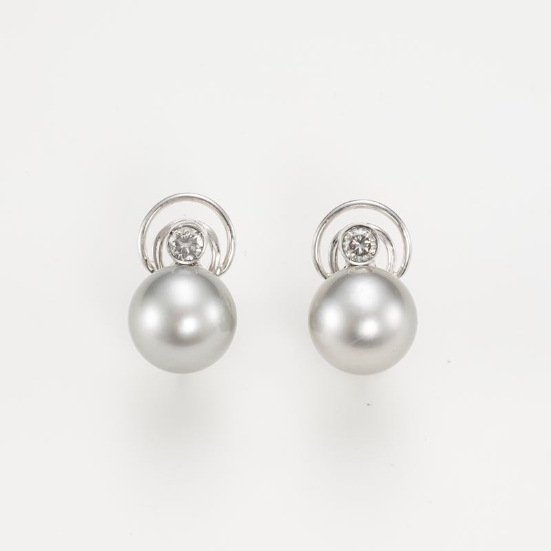 Orecchini in oro bianco con perle grigie coltivate