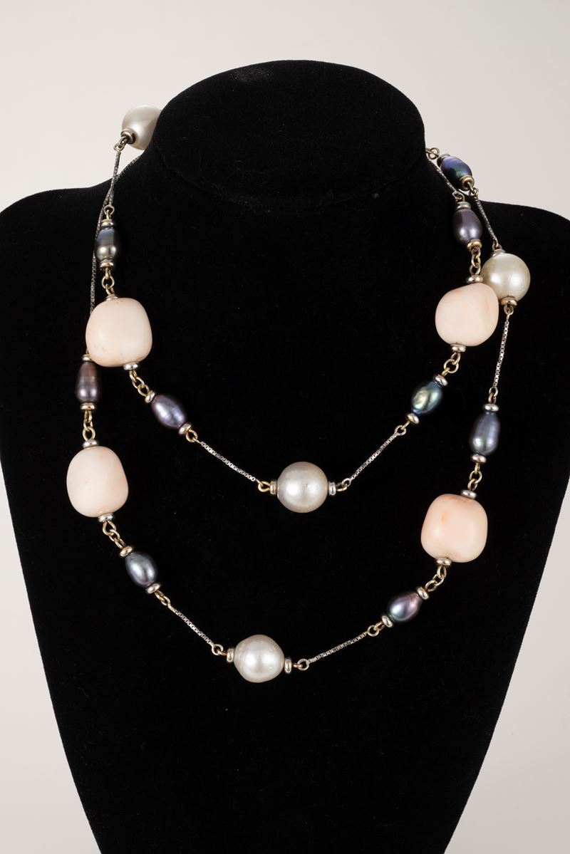 Collana in oro bianco con corallo bianco e perle