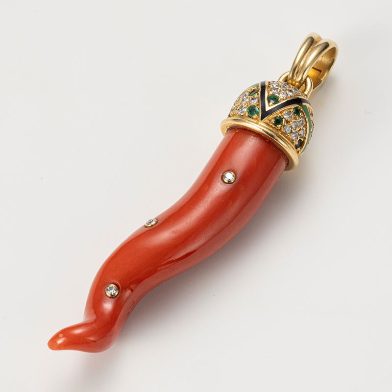 Pendente a corno in corallo rosso
