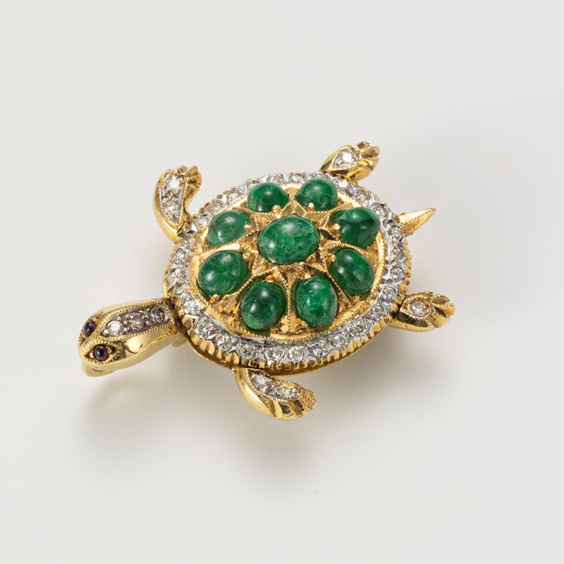 Pendente a tartaruga in oro con radici di smeraldo e diamanti