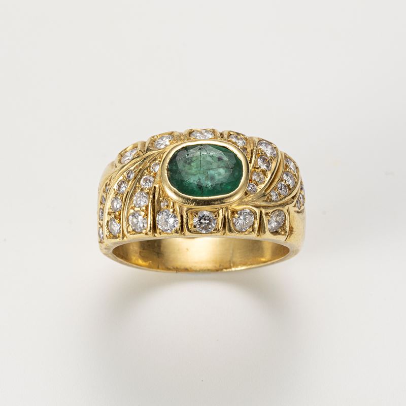 Anello a fascia in oro giallo con radice di smeraldo e diamanti
