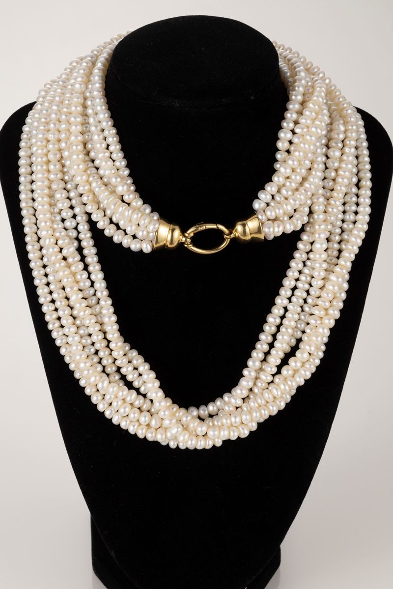 Lunga collana di perle di fiume