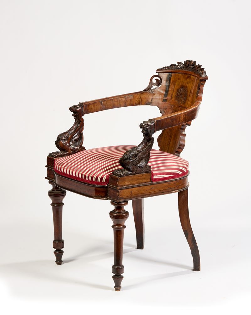 Poltrona a pozzetto in legno intagliato