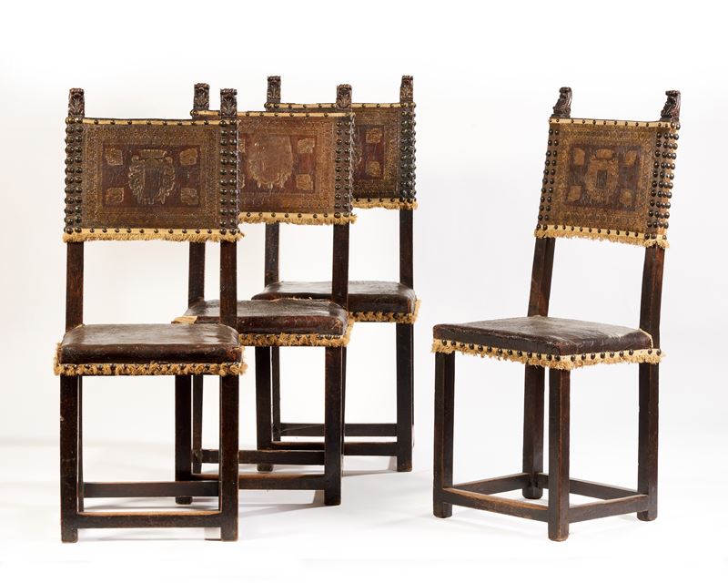 Quattro seggioloni in legno di noce