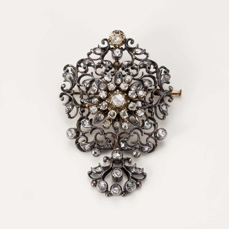 Antica spilla in oro, argento e rose di diamante