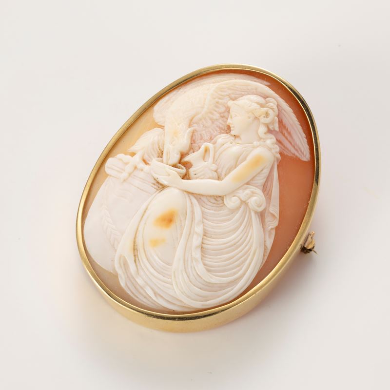 Spilla in oro giallo con cammeo