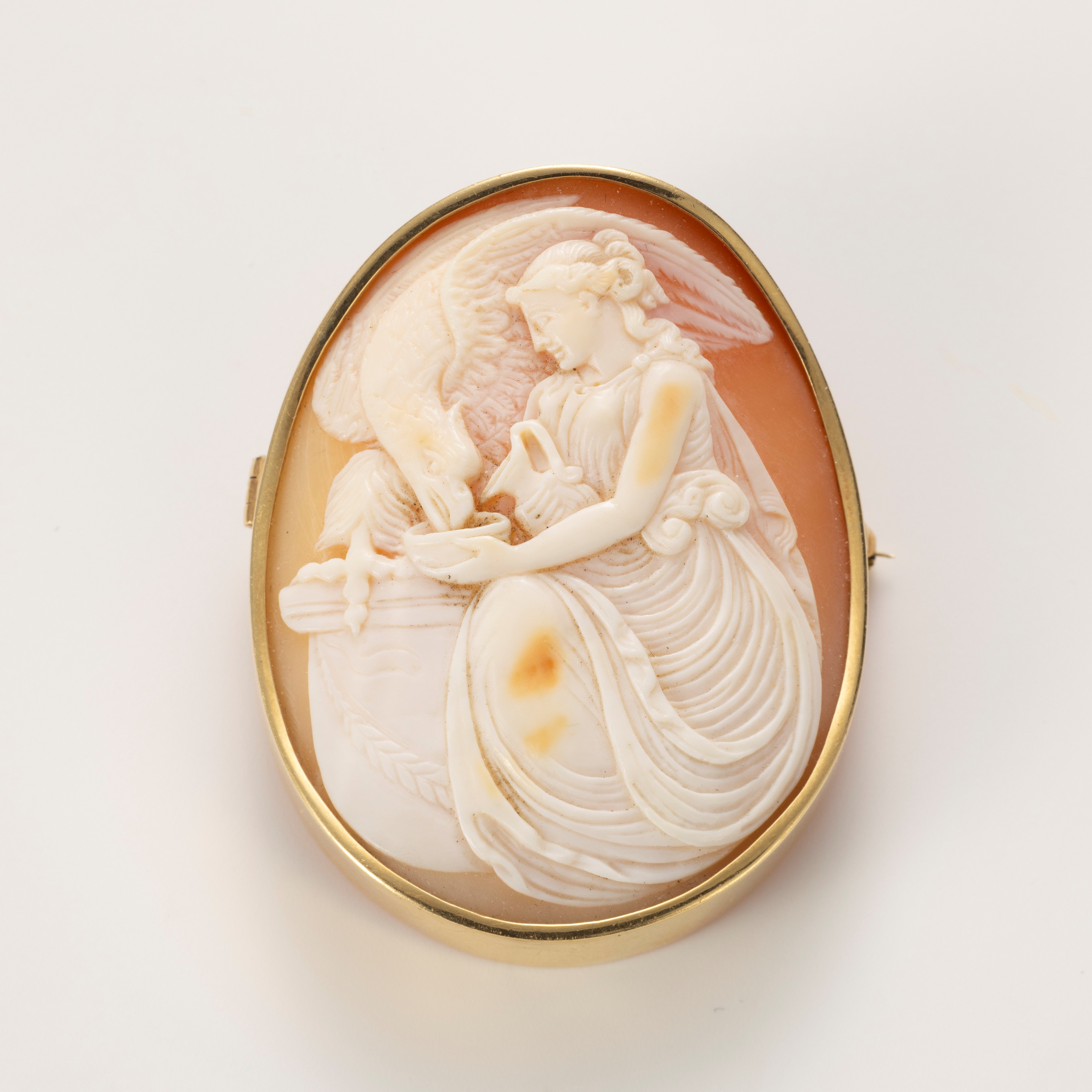 Spilla in oro giallo con cammeo