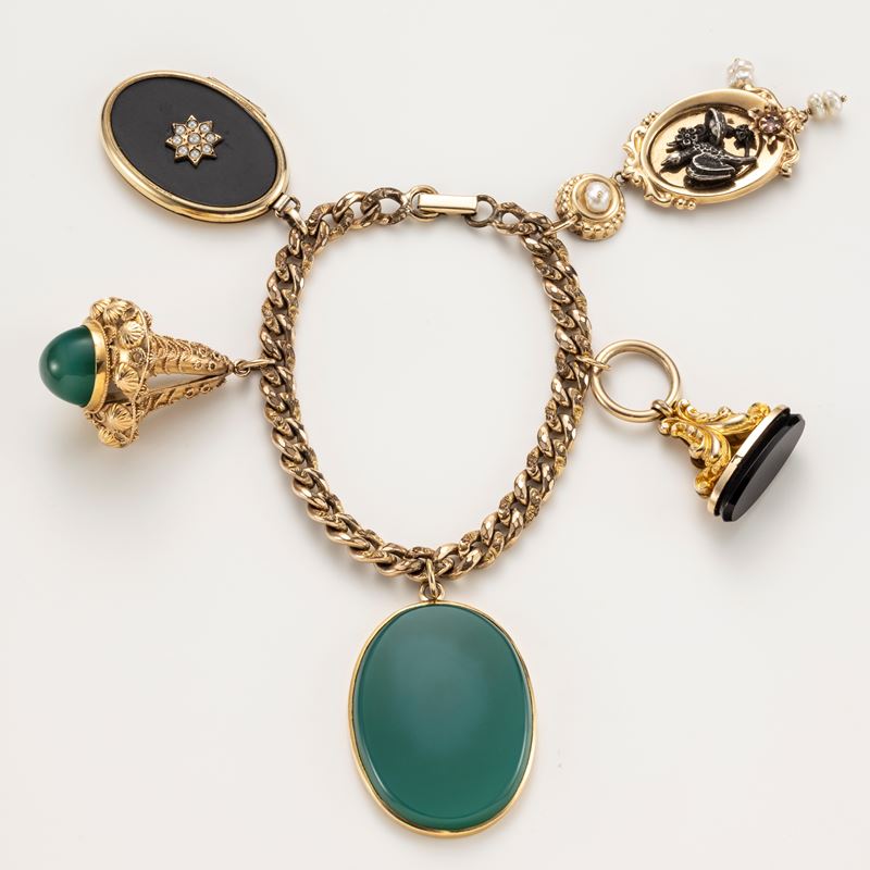 Bracciale con cinque pendenti in oro a basso titolo, metallo dorato e pietre dure