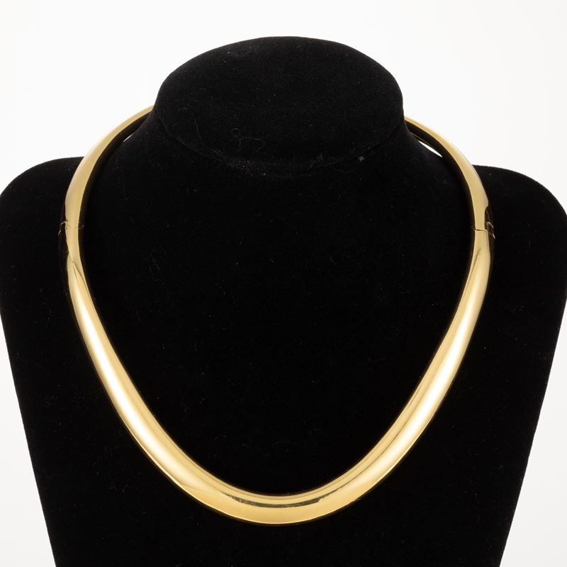 Collana girocollo semirigida a sezione tubolare in oro giallo
