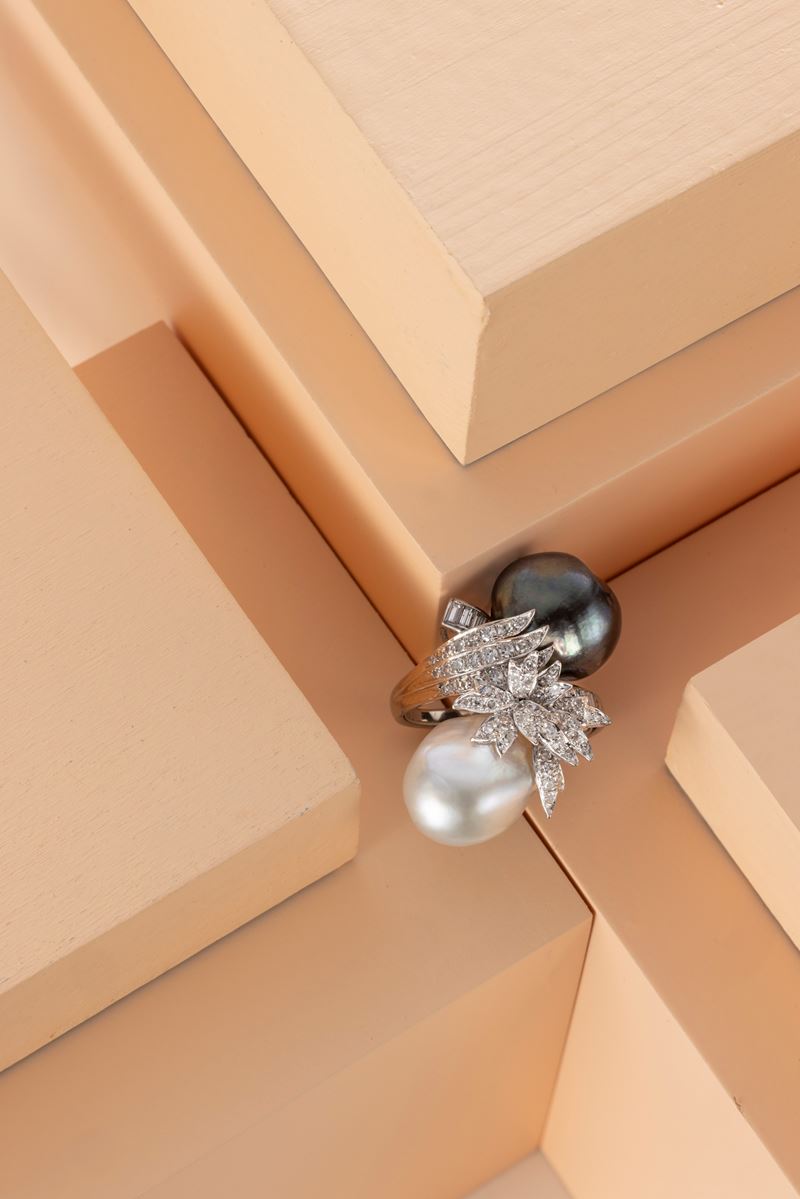 Doppio anello contrarié in oro bianco con perle e diamanti