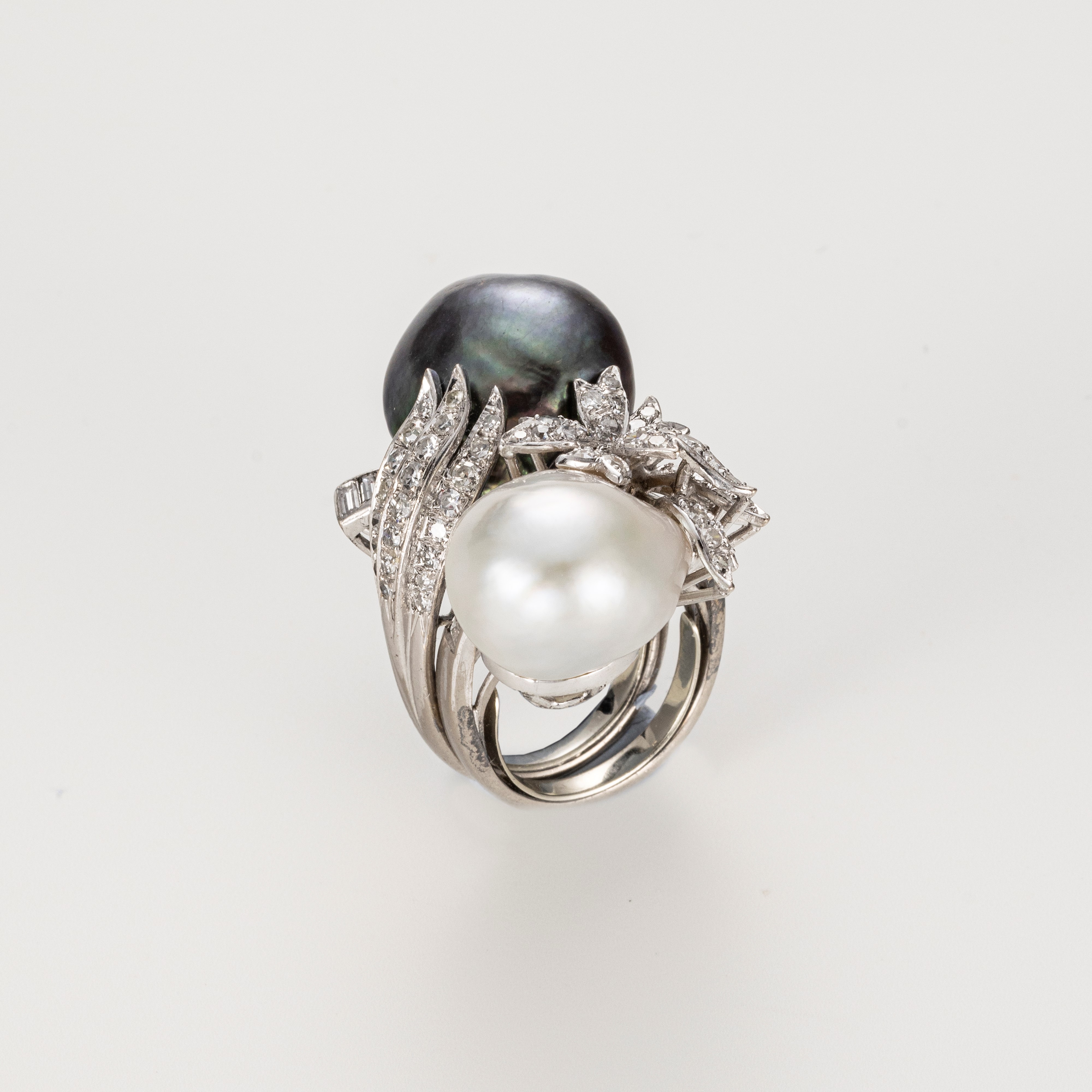 Doppio anello contrarié in oro bianco con perle e diamanti