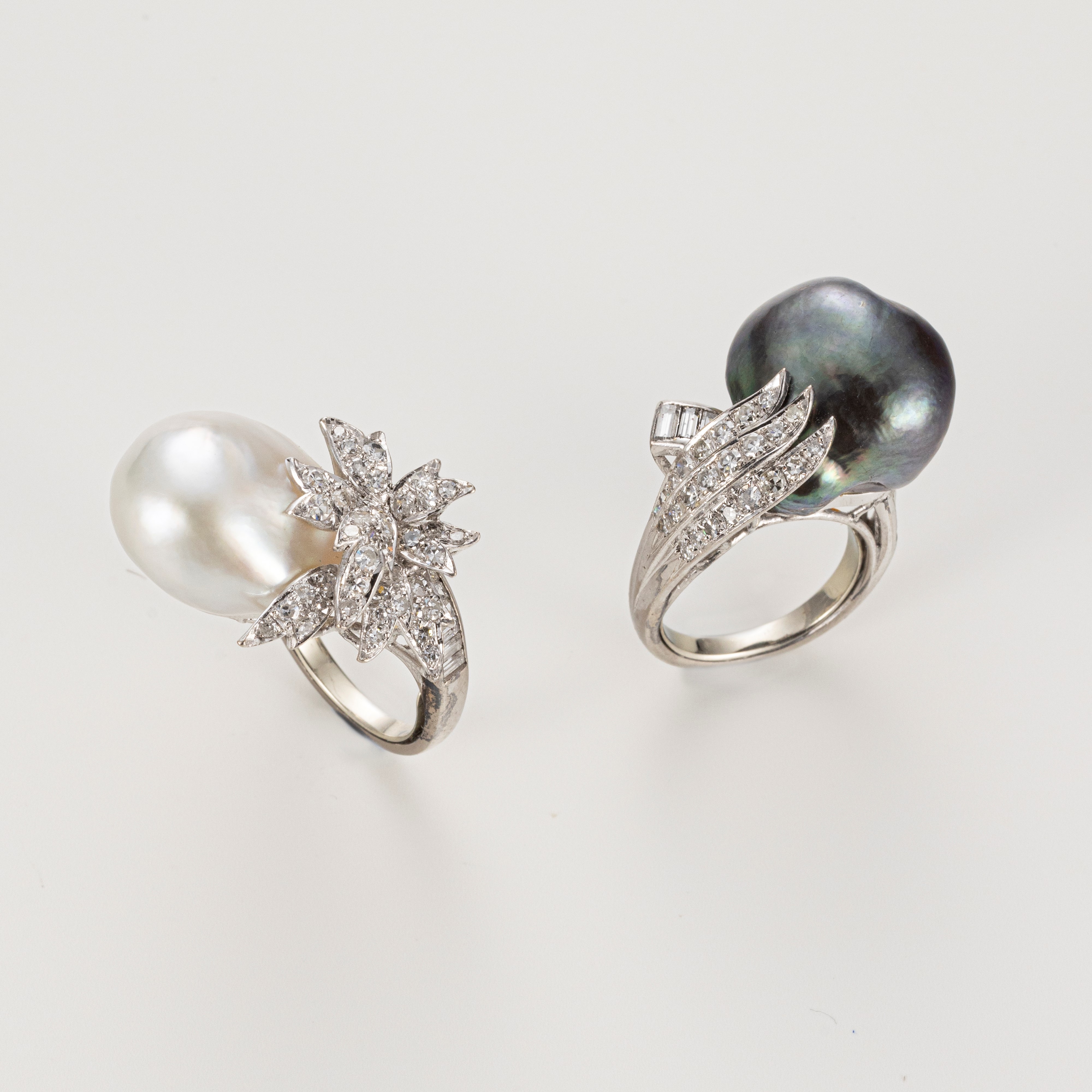 Doppio anello contrarié in oro bianco con perle e diamanti